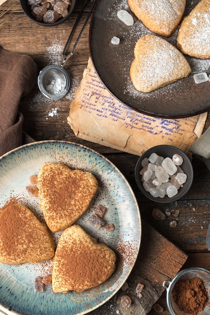 Galletas de mantequilla sobre un fondo vintage. La vista desde arriba. Concepto de antecedentes culinarios.