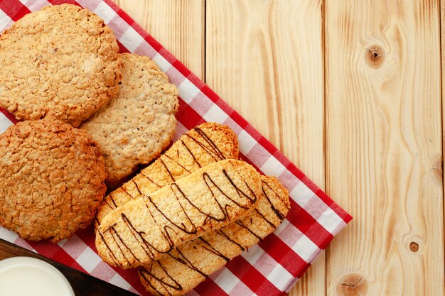 Galletas de mantequilla en la tabla de madera de cerca