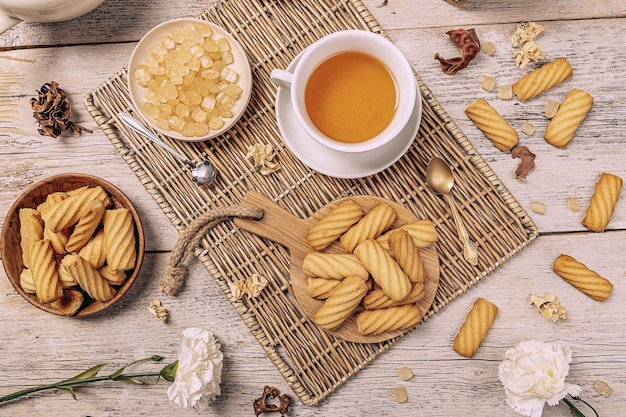 Galletas de mantequilla con taza de té