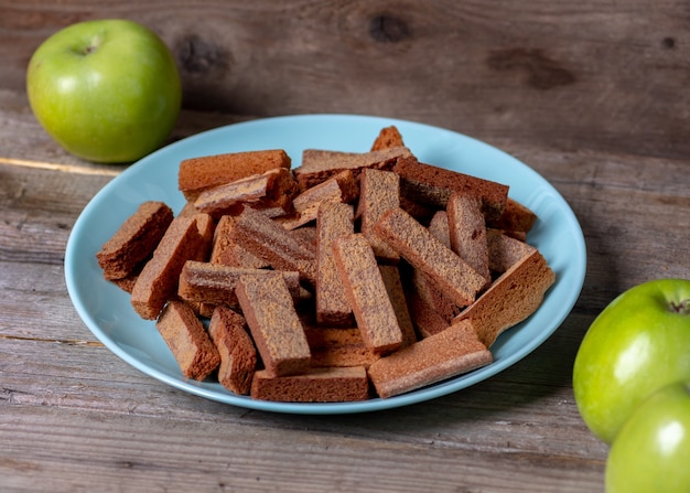 Galletas de manzana en una placa azul