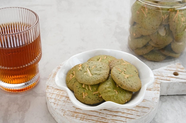 Galletas de matcha con topping de queso rallado, sin gluten