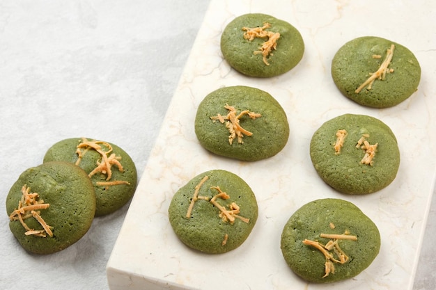 Galletas de matcha con topping de queso rallado sin gluten