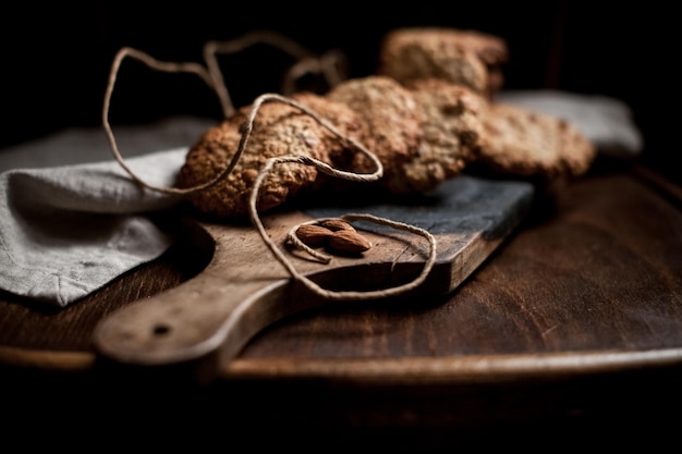 Galletas matutinas con almendras en el tablero de madera. Enfoque selectivo.