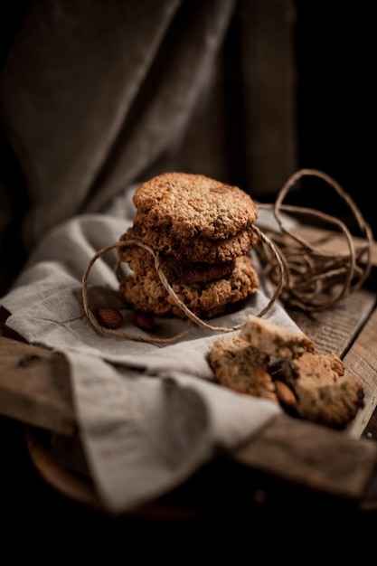 Galletas matutinas con almendras en el tablero de madera. Enfoque selectivo.