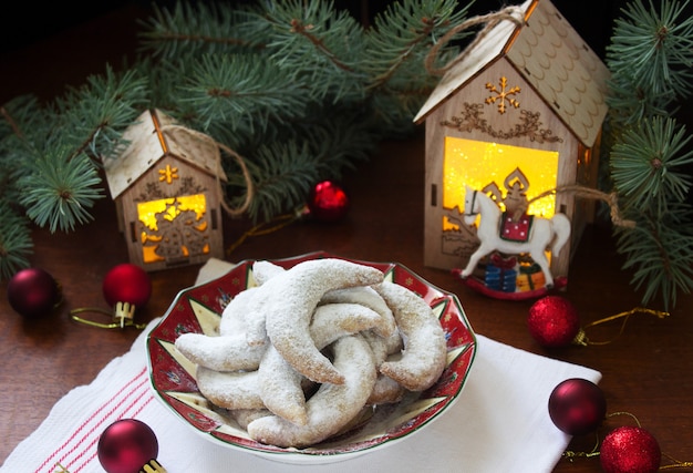 Galletas de media luna checas de vainilla con adornos navideños