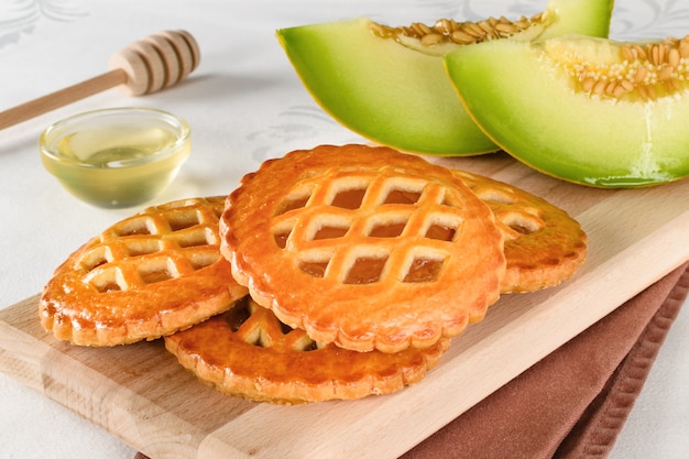 Galletas de melón con miel. Galletas recién horneadas llenas de sabroso relleno casero de melón.