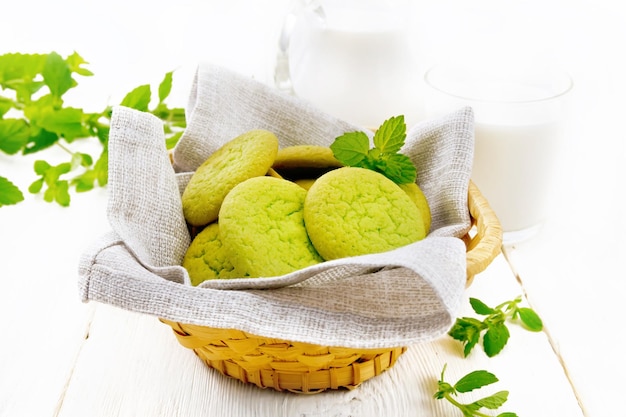 Galletas de menta en la cesta en la mesa