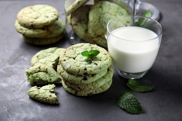 Galletas de menta con chispas de chocolate y un vaso de leche en la mesa