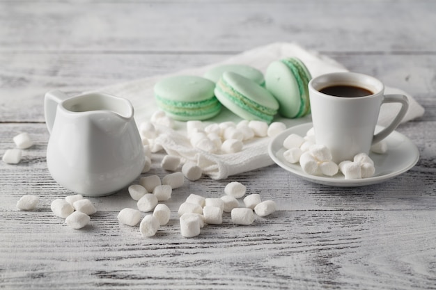 Galletas de menta macarrones con leche y café.