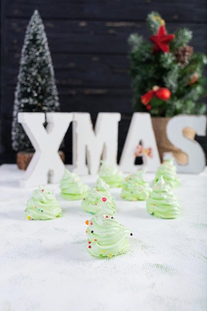 Galletas de merengue con decoración navideña. Postre francés. Árbol de navidad de merengue