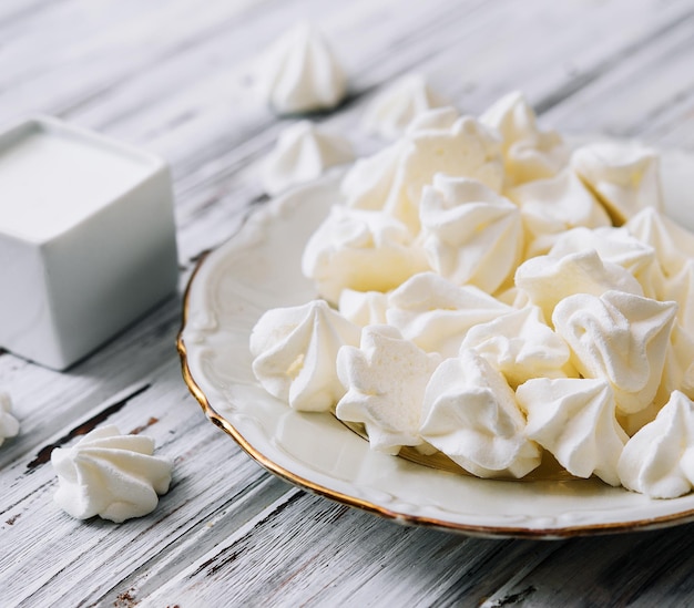 Galletas de merengue en un plato de madera