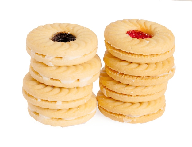 Foto galletas con mermelada aislado sobre fondo blanco.