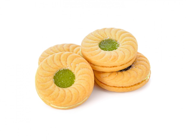 Galletas con mermelada de frutas sobre fondo blanco.