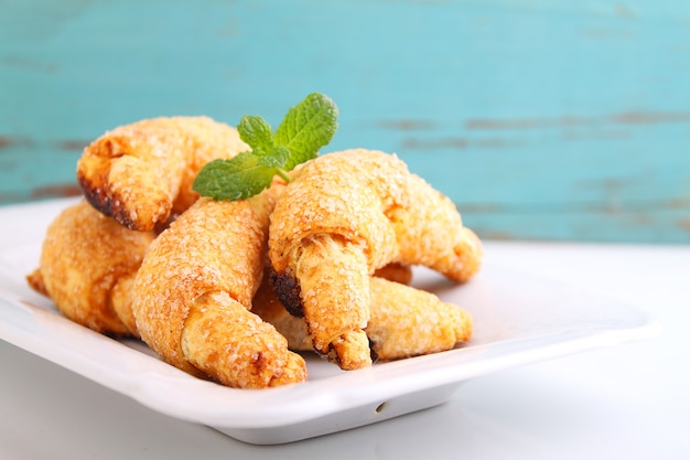 Galletas con mermelada en un plato blanco sobre un fondo blanco