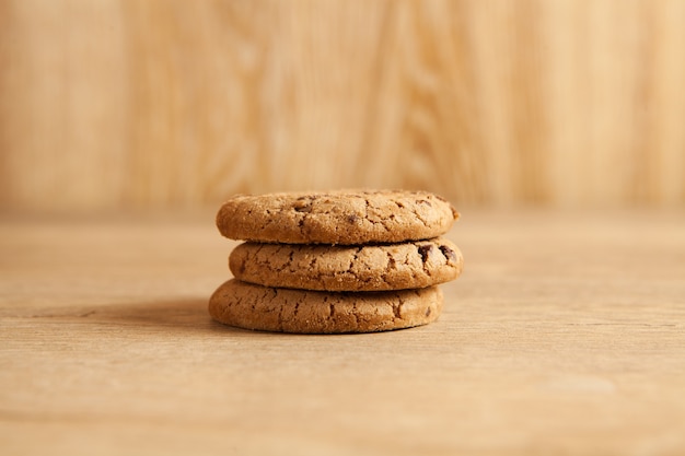 Galletas en una mesa de madera