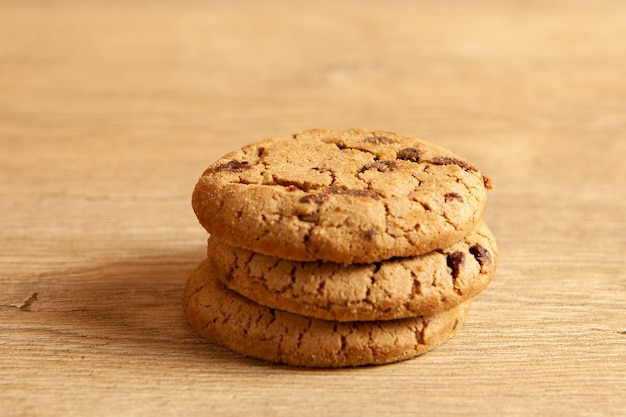 Galletas en una mesa de madera