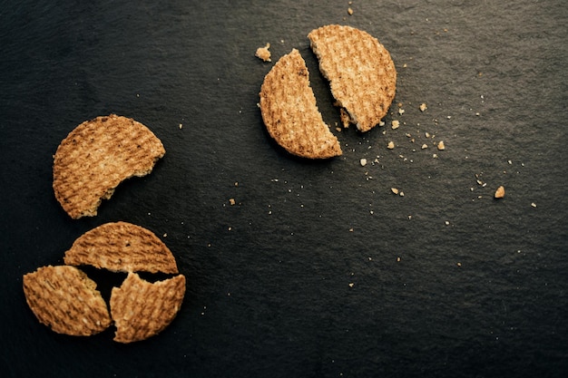 Galletas en la mesa vieja oscura