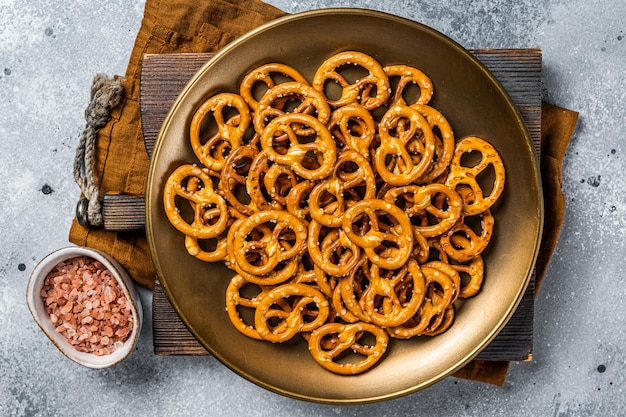 Galletas mini pretzels con sal Fondo gris Vista superior