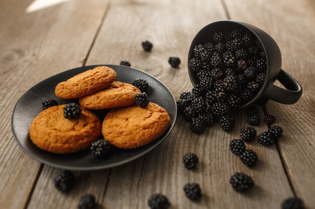 Galletas y moras sobre un fondo de madera