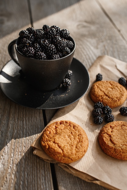 Galletas y moras sobre un fondo de madera