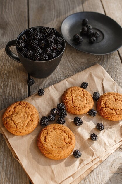 Galletas y moras sobre un fondo de madera