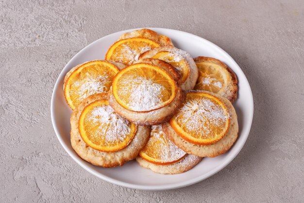 galletas de naranja caseras en textura beige espacio de copia de mesa