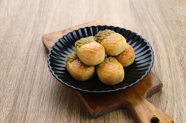 Galletas Nastar Galletas de piña taiwanesa con forma de piña rellenas de mermelada Servidas en plato