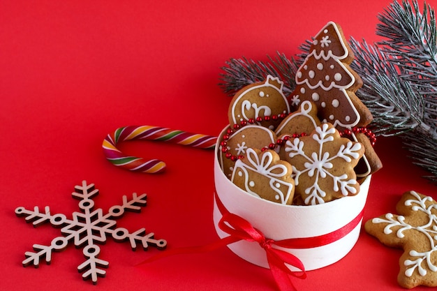 Galletas de Navidad aisladas en rojo