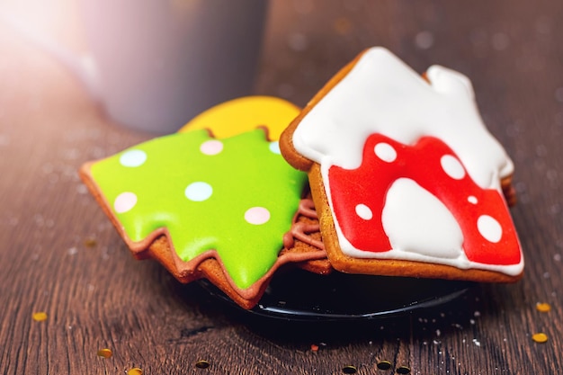 Galletas de Navidad y Año Nuevo en un plato sobre una mesa de madera