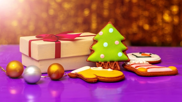 Galletas de Navidad y una caja con un regalo de Navidad en un fondo borroso con bokeh