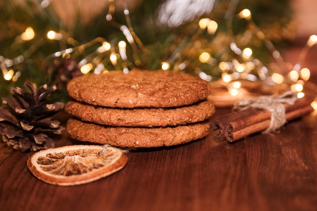 Galletas de Navidad con caramelo salado casero en madera