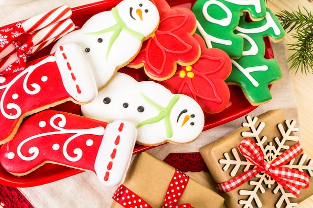 Galletas de Navidad caseras decoradas con glaseado de colores.