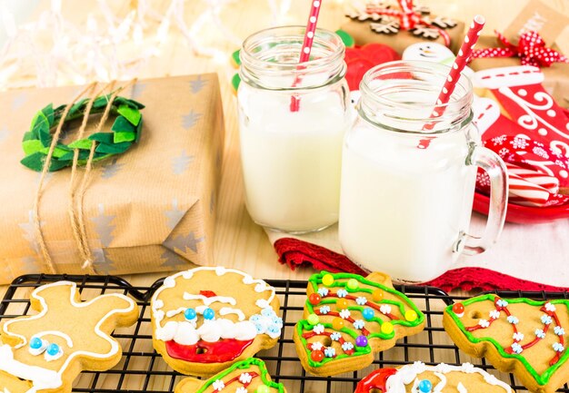 Galletas de Navidad caseras decoradas con glaseado de colores.