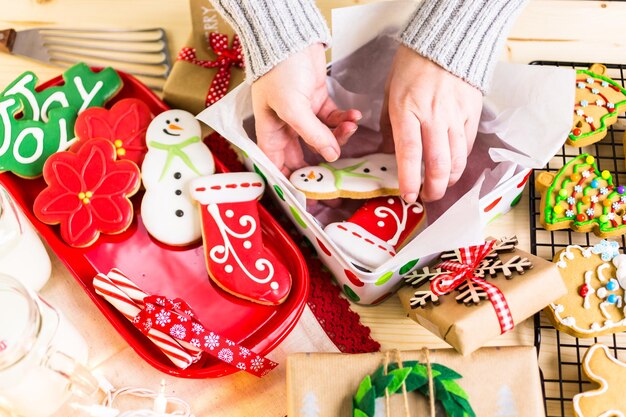 Galletas de Navidad caseras decoradas con glaseado de colores.