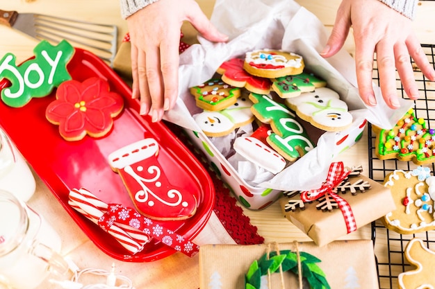 Galletas de Navidad caseras decoradas con glaseado de colores.
