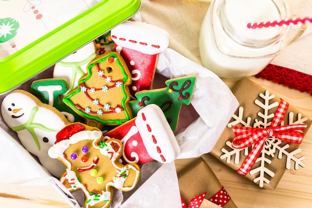 Galletas de Navidad caseras decoradas con glaseado de colores.