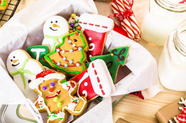 Galletas de Navidad caseras decoradas con glaseado de colores.