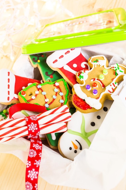 Galletas de Navidad caseras decoradas con glaseado de colores.