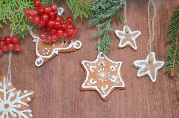 Galletas de Navidad decoración festiva de abeto pan de jengibre sobre fondo de madera