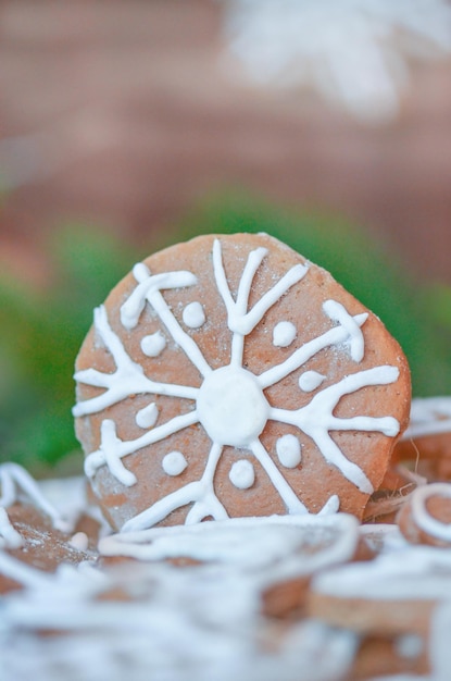 Galletas de Navidad decoración festiva de abeto pan de jengibre sobre fondo de madera