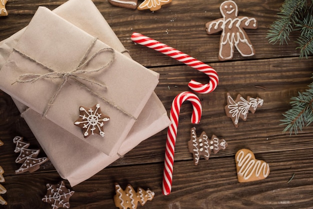 Galletas de Navidad y dulces en madera, vista superior de alimentos. Regalos con estilo artesanal.