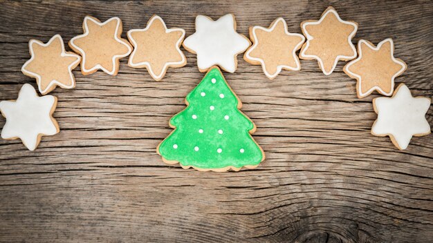 Galletas de Navidad dulces tradicionales sobre fondo de madera