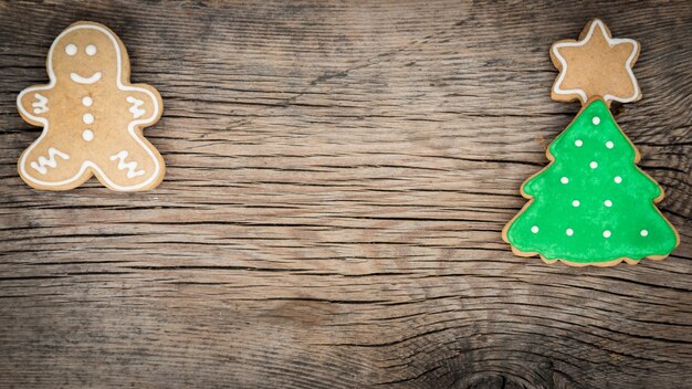 Galletas de Navidad dulces tradicionales sobre fondo de madera