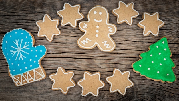 Galletas de Navidad dulces tradicionales sobre fondo de madera