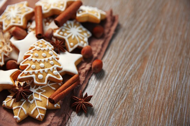 Galletas de Navidad con especias en mesa de madera