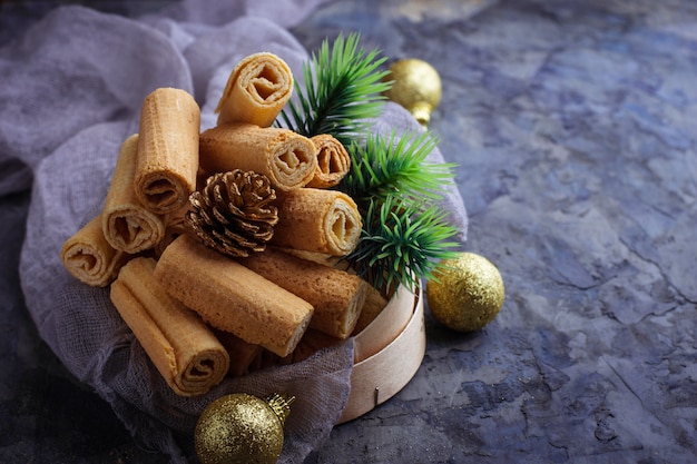 Galletas de la Navidad en fondo concreto. Enfoque selectivo