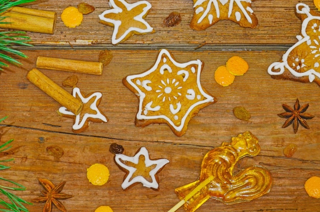 Galletas de Navidad en el fondo de madera Galleta de jengibre para Año Nuevo