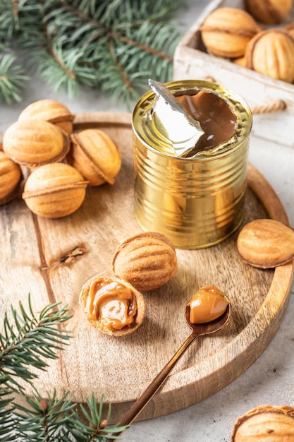 Foto galletas de navidad en forma de nuez oreshki con leche condensada