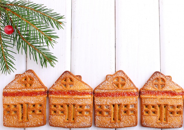 Galletas de Navidad en forma de pequeñas casas sobre un fondo blanco