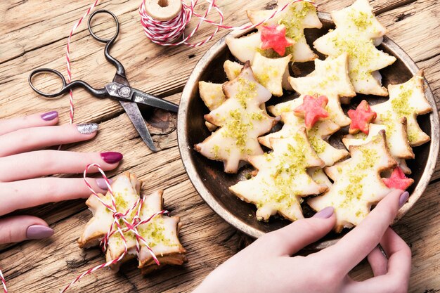 Galletas de navidad en las manos